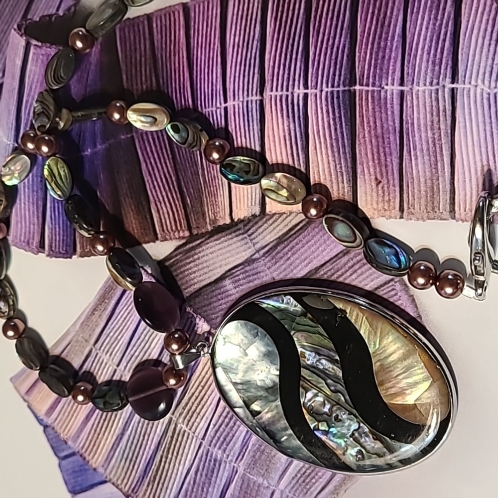 ABALONE/MOTHER OF PEARL NECKLACE